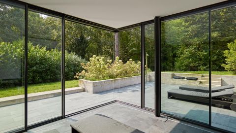 cero Schiebefenster in einen großen Wohnzimmer mit Blick auf Terrasse und Garten