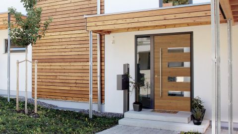 Holz-Haustür in einem modernen Haus mit Vordach