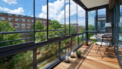 Blick auf einen verglasten Balkon in einen Mehrfamilienhaus