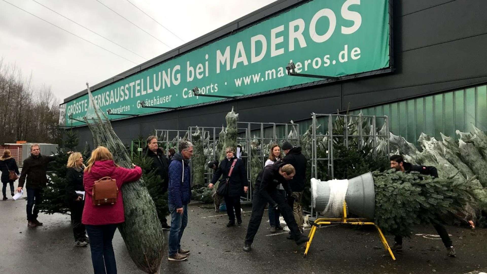 Tannenbaumverkauf vor der Ausstellung von Maderos in Nenndorf