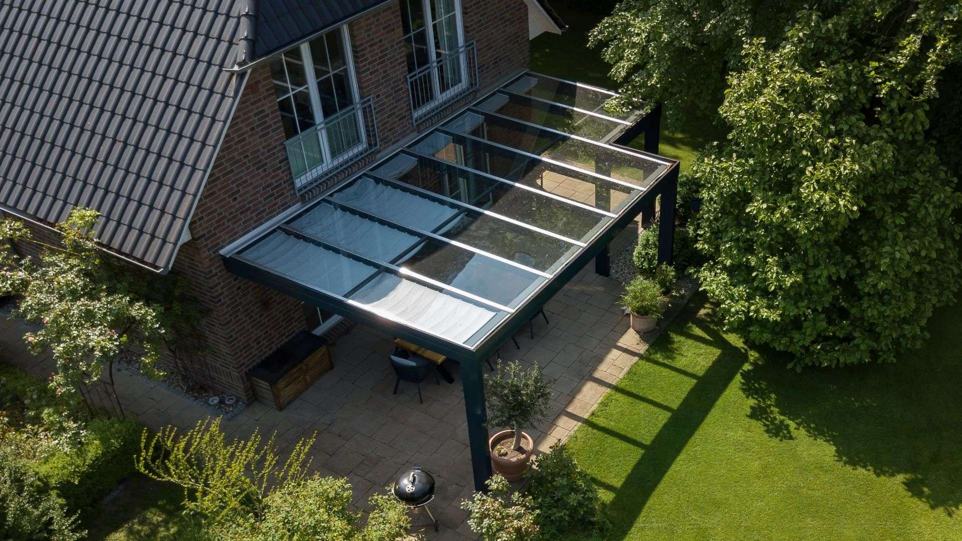 Terrassendach mit Seilspann-Sonnensegel an einem Einfamilienhaus