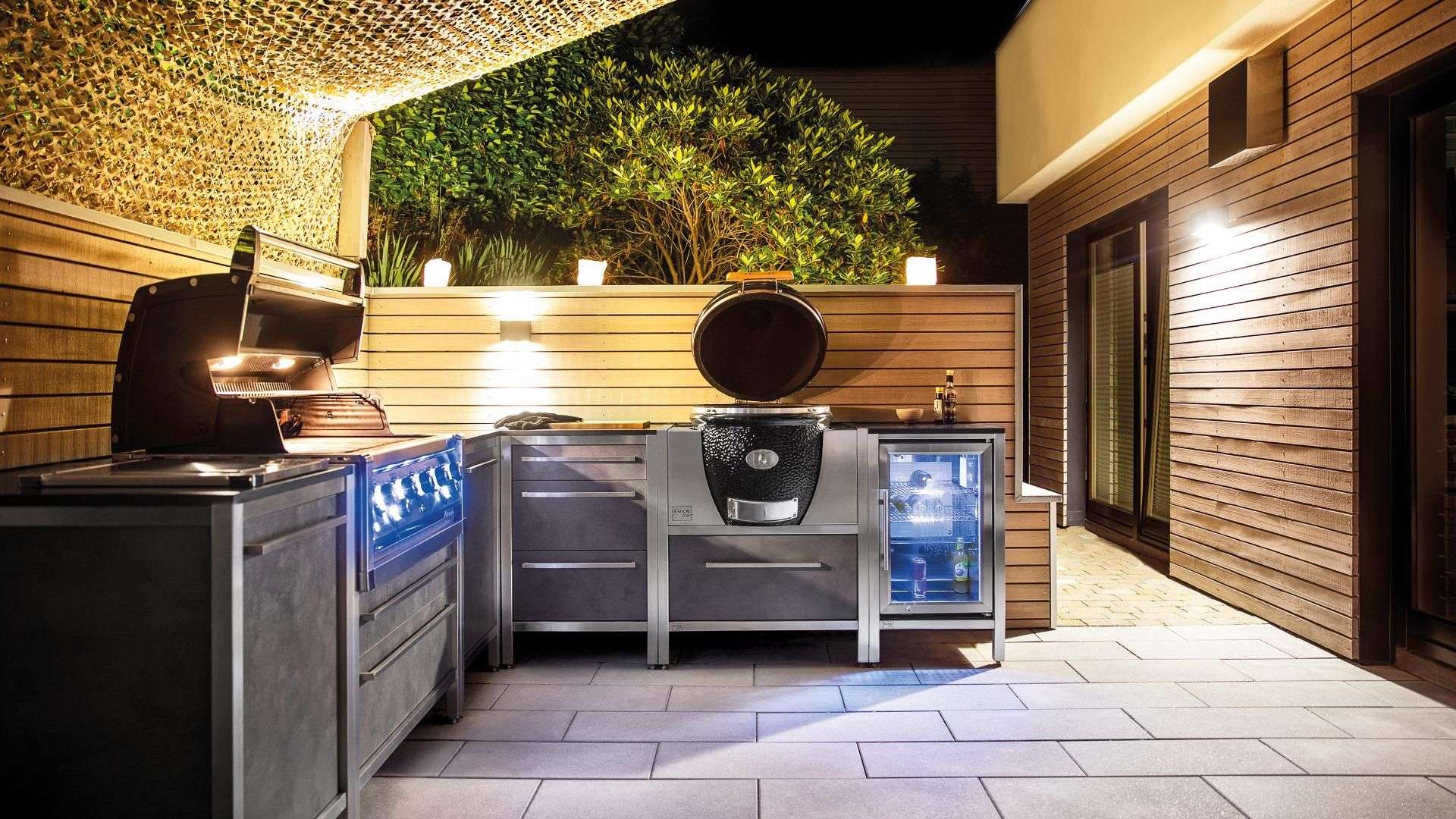 Burnout Outdoorküche auf einer Terrasse bei Nacht