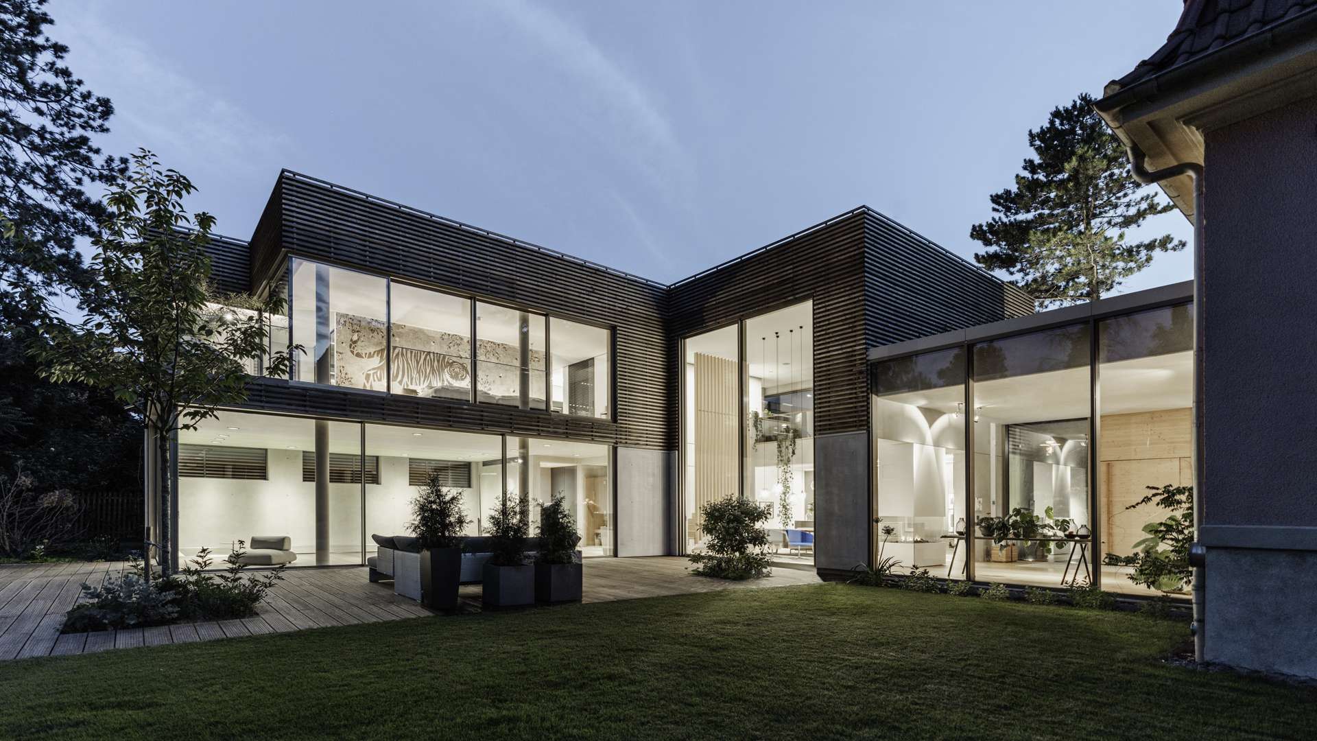 modernes Haus mit großen Glas-Fronten