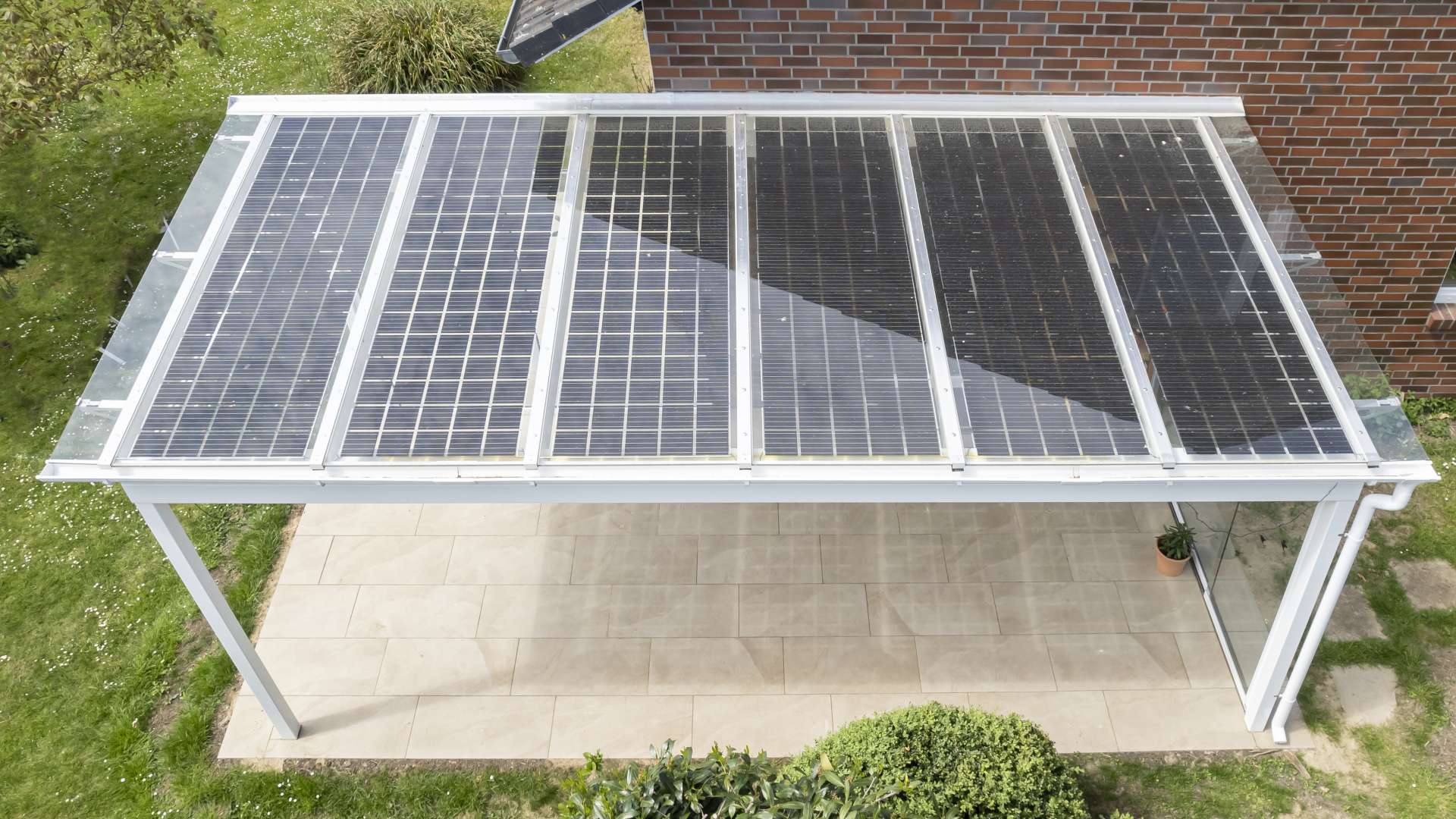 Terrassendach mit Photovoltaik-Elementen