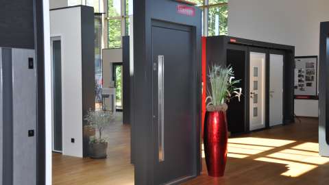 Haustüren in der Ausstellung von Grauel in Allendorf