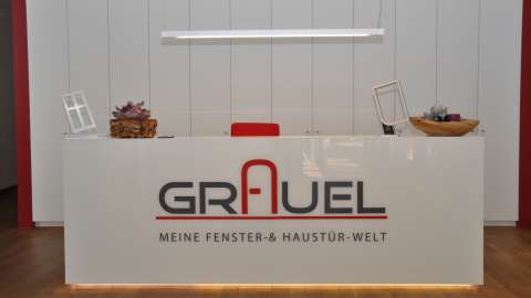 Empfangstresen in der Ausstellung von Grauel in Allendorf