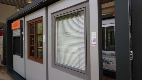 Fenster mit Jalousie in der Ausstellung von Schneiders Bauelemente in Ernst