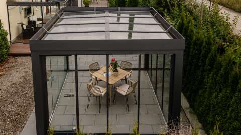 Terrassendach in der Außenausstellung von Linara in Augsburg