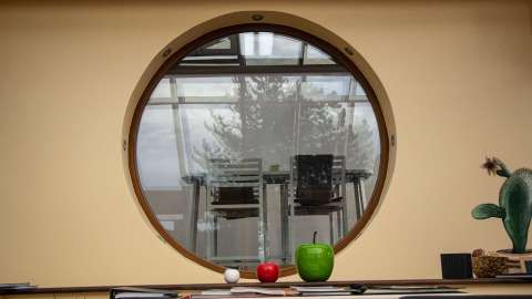 rundes Fenster in der Ausstellung von Schmich in Edingen-Neckarhausen
