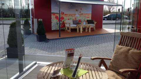 Tisch mit Stuhls wie Terrasse mit Markise in der Ausstellung von de Jonge in Norden