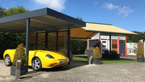 Carport mit gelben Auto in der Ausstellung von de Jonge in Norden