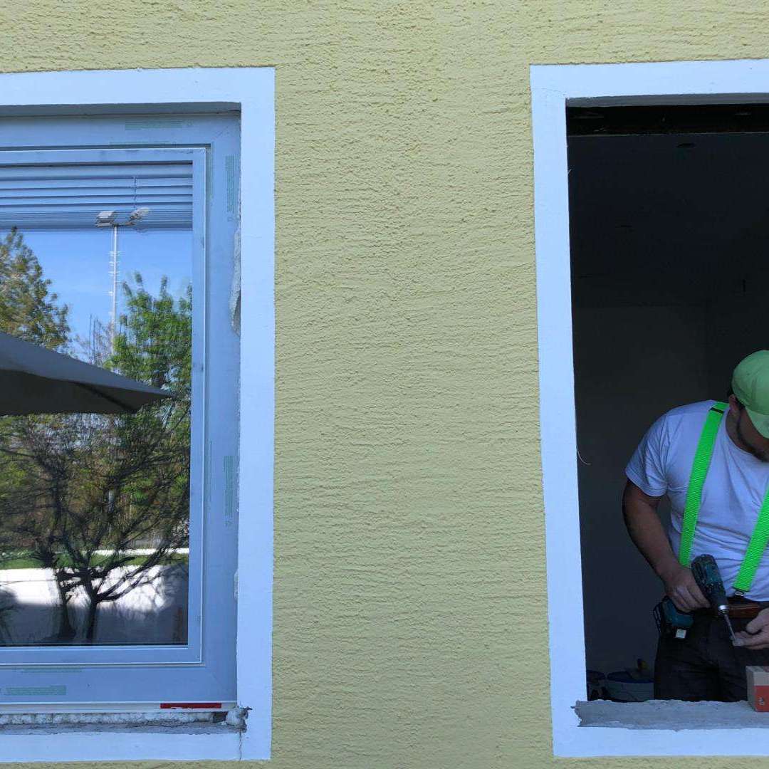 Linara Mitarbeiter bauen neues Fenster ein