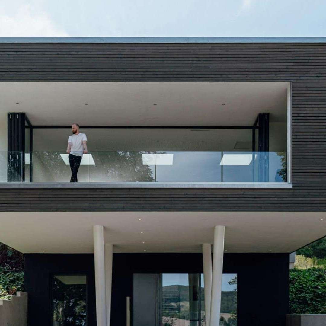 modernes Haus mit Glas-Faltwand zu einem Balkon