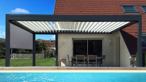 Open Lamellendach auf der Terrasse eines Wohnhauses mit Pool
