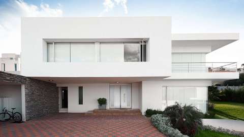 weiße Haustür in einem modernen Flachdach-Haus