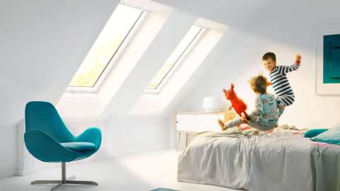 zwei Klapp-Schwing-Fenster in einer Dachschräge eines Schlafzimmers