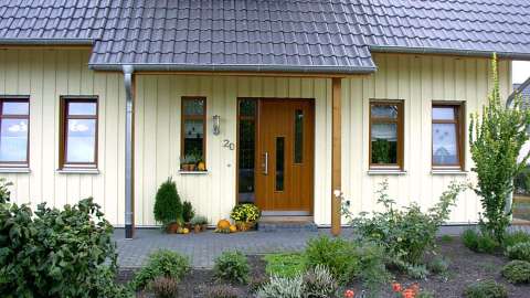  Aluminium-Holzhaustür im gelben Haus