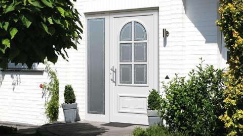 Eine weiße Tür aus Aluminium