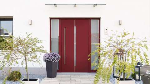 rote doppel-flügelige Haustür in weißer Fassade 
