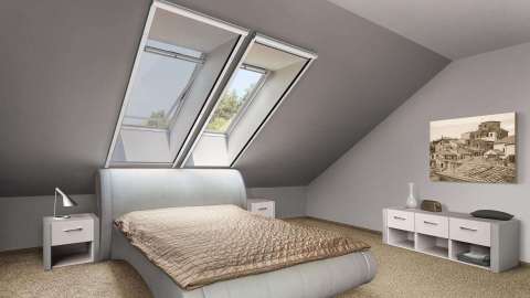 Schlafzimmer mit Bet unter grauer Dachschräge mit großen Fenstern mit Insektenschutz
