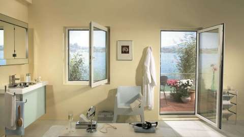 hell-gelbes Badezimmer mit geöffneten Fenster mit Insektenschutzgittern