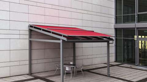 graues Terrassendach in der Ausstellung von Knobloch mit roter Wintergartenmarkise