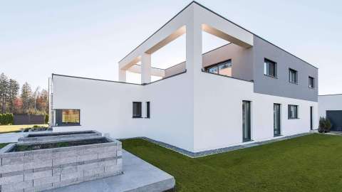 modernes grau-weißes Flachdachhaus mit viele Kunststoff-Aluminium-Fenstern