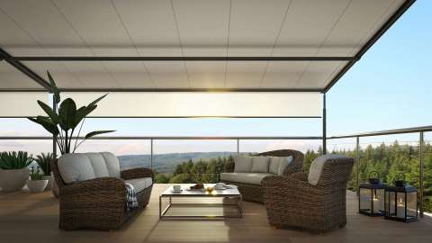 Innenansicht einer Pergola-Markise über einer Dachterrasse mit modernen Gartenmöbeln