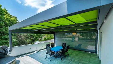 Terrassenüberdachung mit grüner markilux markant Markise