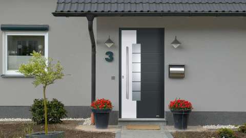 grau-weiße Köster Aluminium Haustür in einem grauen Haus