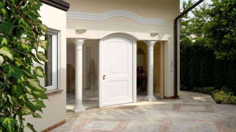 weiße Massivholz Haustür mit zwei Säulen links und rechts