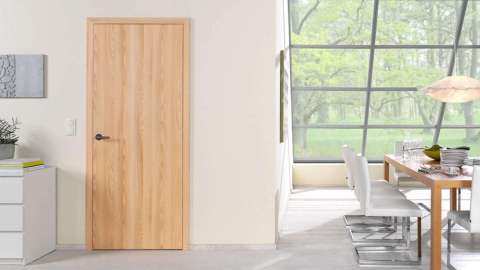  Holzinnentür in einem Esszimmer