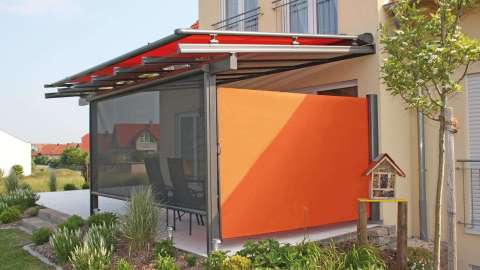 Terrasse mit Terrassendach mit Aufglas-Markise und seitlichem Sicht- und Sonnenschutz