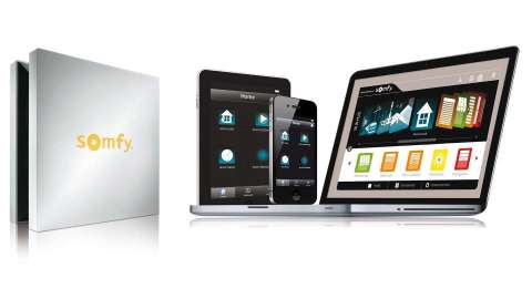 Laptop, Tablet und Smartphone, auf denen das somfy Smart Home geöffnet ist 