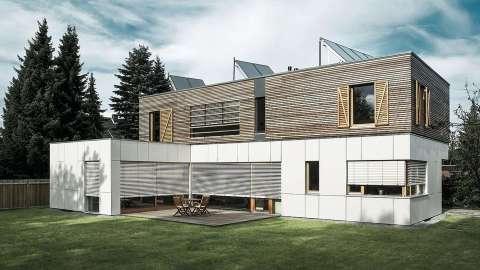 modernes Wohnhaus mit Flachdach mit Solarzellen und Raffstoren vor den Fenstern