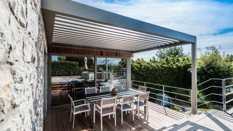 Algarve Lamellendach auf einer Terrasse mit Esstisch