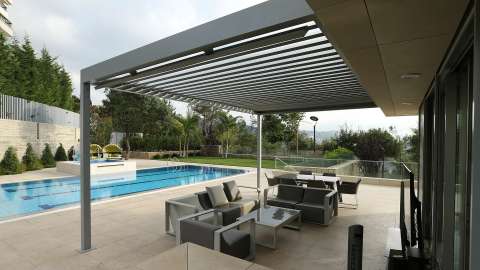 Algarve Lamellendach an einem Wohnhaus mit Pool