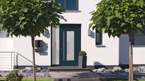 blaue Haustür mit Glaselement auf der linken Seite in einem weißen Haus