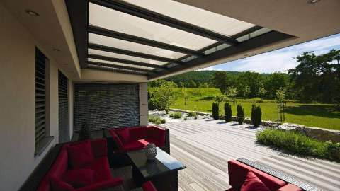 Überdachung einer Terrasse mit Aufglas-Markise und Blick ins Grüne
