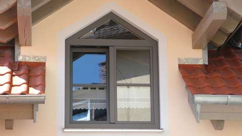 Holz-Aluminium Fenster unter einem Dachgiebel