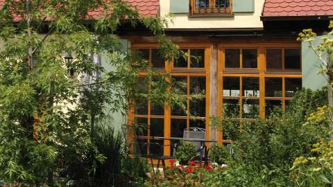 bodentiefes Holz Fenster mit Sprossen in einem Haus