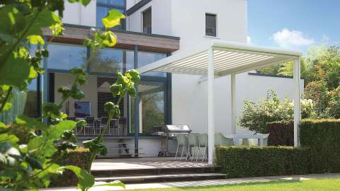 weißes Algarve Lamellendach auf der Terrasse eine modernen Wohnhauses