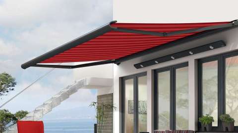 rote Gelenkarm-Markise über drei Terrassenfenstern