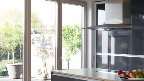 Holz-Aluminium-Fenster von Gugelfuss neben einer Küchenzeile