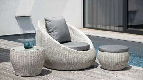 Lounge-Sessel neben einem Pool