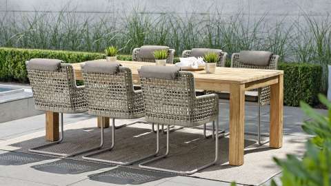 Esstisch mit sechs Stühlen auf einer Terrasse