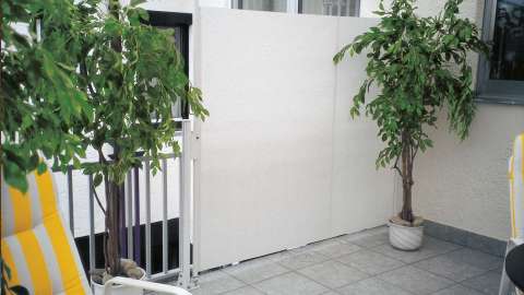 weiße markilux 790 Seitenmarkise auf einer Terrasse