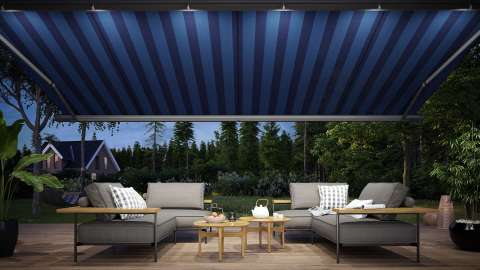 blaue markilux 970 Markise über einer Terrasse mit Gartenmöbeln