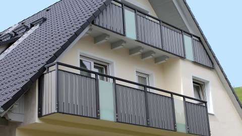 Alu-Balkon-Geländer an einem Einfamilienhaus