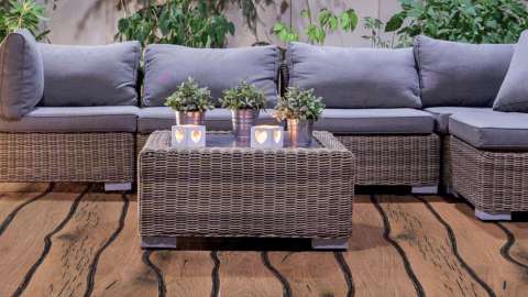 Terrasse mit Forest Floor Designboden und Sitzmöbeln